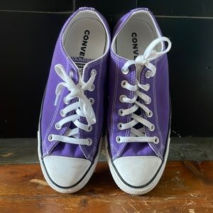 Woman’s size 9 purple converse.
